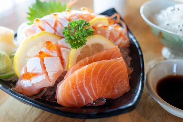 Sashimi de saumon dans une assiette de service.