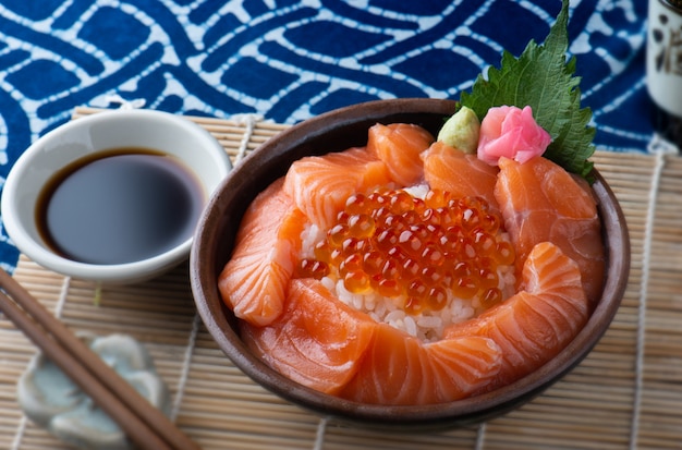 Sashimi de saumon et œufs de saumon avec riz.