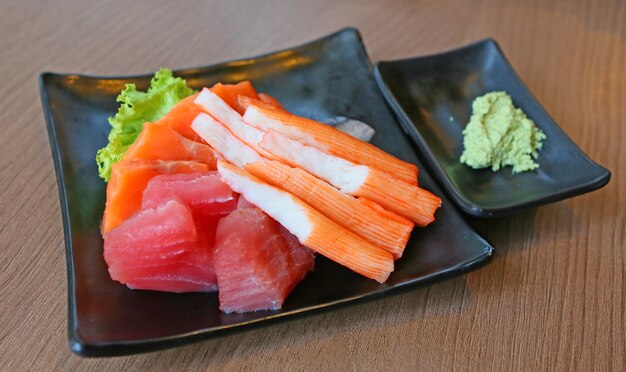 Sashimi servi avec du wasabi