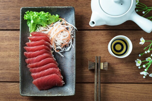 Sashimi de thon, poisson cru dans le style traditionnel japonais