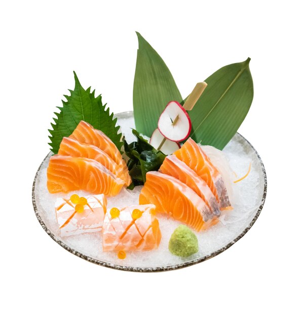 Sashimi de tranche de saumon frais servi sur glace avec style japonais wasabi isolé sur fond blanc