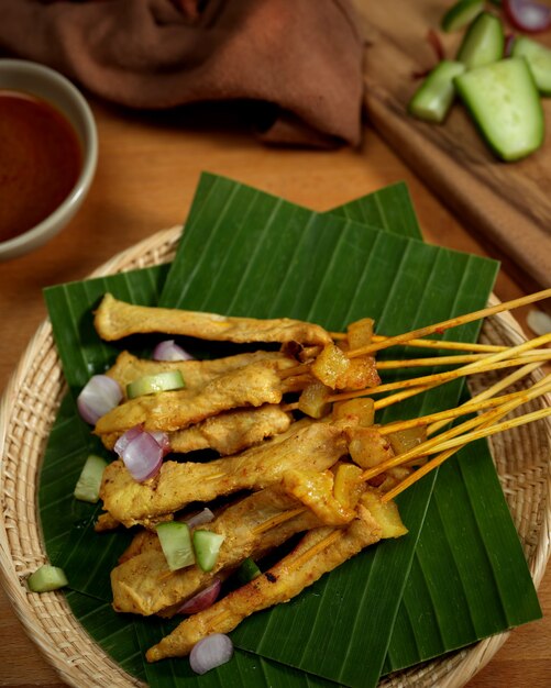 Satay de porc grillé (Moo Satay) avec concombre et oignon servi avec sauce aux arachides