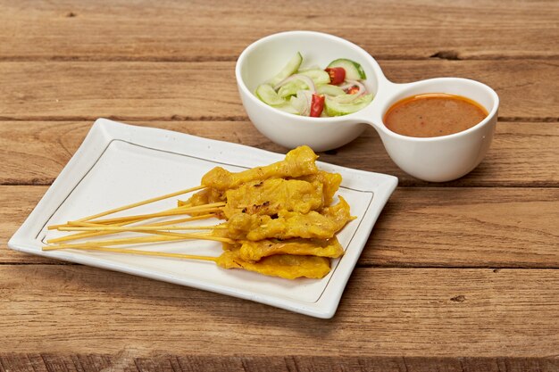 Satay de porc et sauce aux arachides