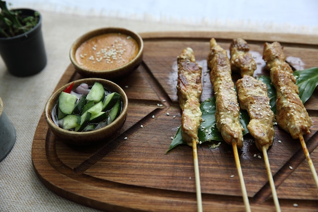 Satay de poulet sur bois