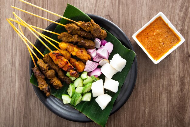 Photo satay de poulet malaisien avec une délicieuse sauce d'arachide, un aliment célèbre en asie du sud-est