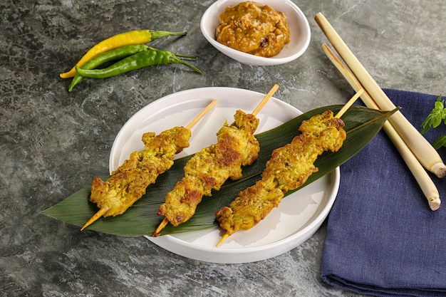 Satay de viande thaïlandaise avec sauce