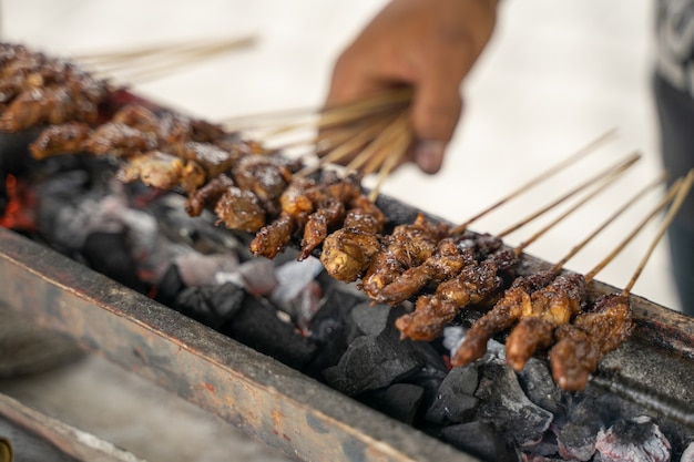 Sate ayam culinaire traditionnel de brochette de poulet satay grillée à l'aide de charbon de bois