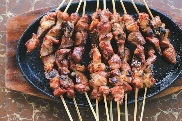 Saté de chèvre ou sate kambing dans la plaque chauffante