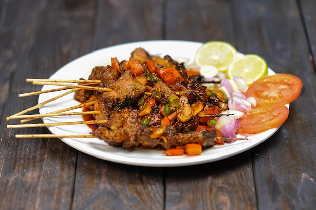 Sate Kambing ou satai est un aliment à base de viande de jeune chèvre qui est poignardée avec un bâton et brûlée