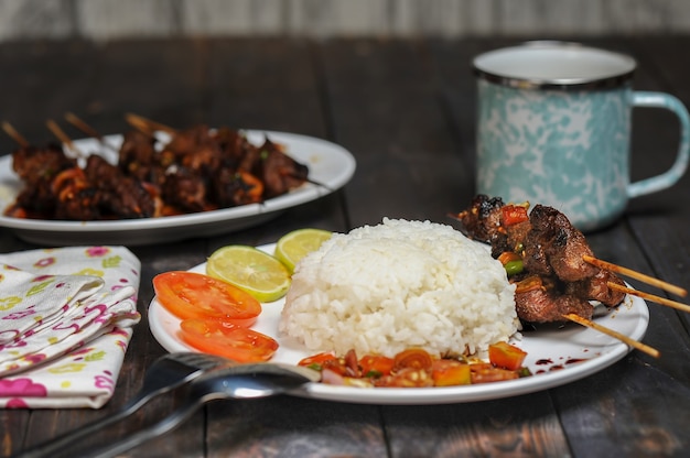 Sate Kambing ou satai est un aliment à base de viande de jeune chèvre qui est poignardée avec un bâton et brûlée