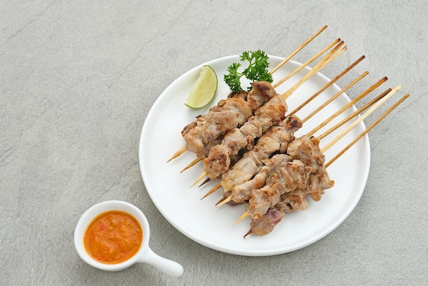 Sate Taichan Grilled Chicken Satay sans sauce cacahuète ni sauce soja Servi sur assiette avec sambal