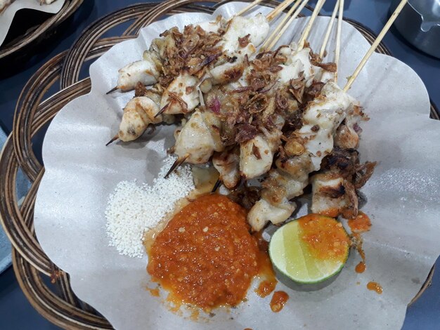 Sate Taichan l'un des plats populaires en Indonésie Servi dans une assiette en rotin