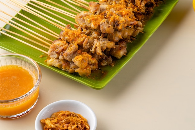 Sate taichan ou Taichan satay avec peau de poulet grillé servi avec sauce chili