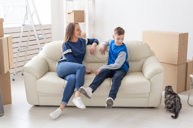 Satisfait heureux mère célibataire et fils de race blanche communiquent joyeusement discuter de la conception de la nouvelle maison