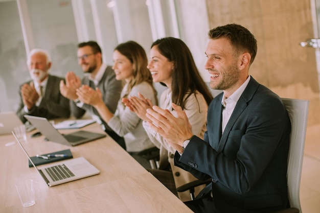 Satisfaite équipe fière applaudissant