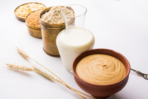 Sattu est une farine, mélange de légumineuses moulues grillées et de céréales. Complément alimentaire traditionnel et nutritionnel d'Inde. Servi sur fond de mauvaise humeur. mise au point sélective