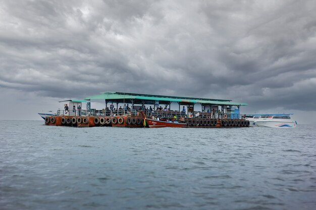 Satun Thaïlande Un navire de transport touristique voyageant sur la mer