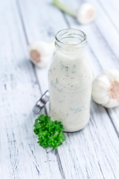 Sauce à l'ail avec quelques herbes fraîches