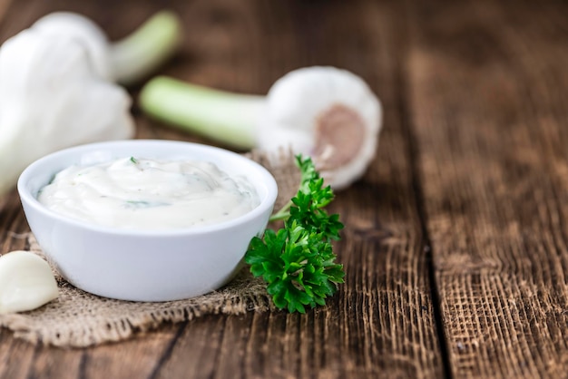 Photo sauce à l'ail avec quelques herbes fraîches