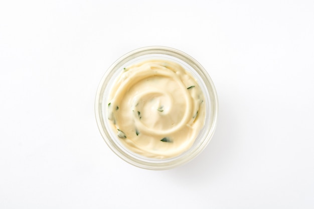 Sauce aioli dans un bol en cristal isolé vue de dessus