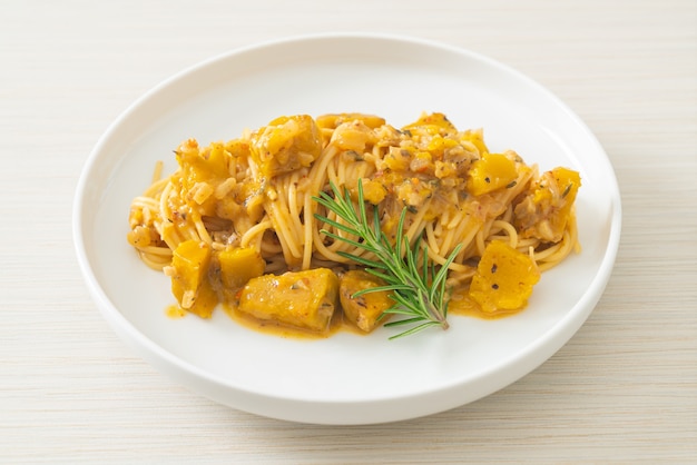 sauce alfredo pâtes spaghetti à la citrouille - style de cuisine végétalienne et végétarienne