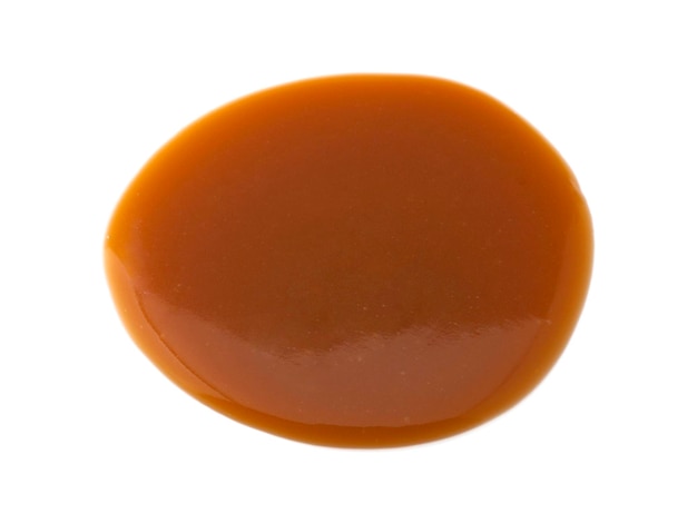 Sauce au caramel isolée sur fond blanc