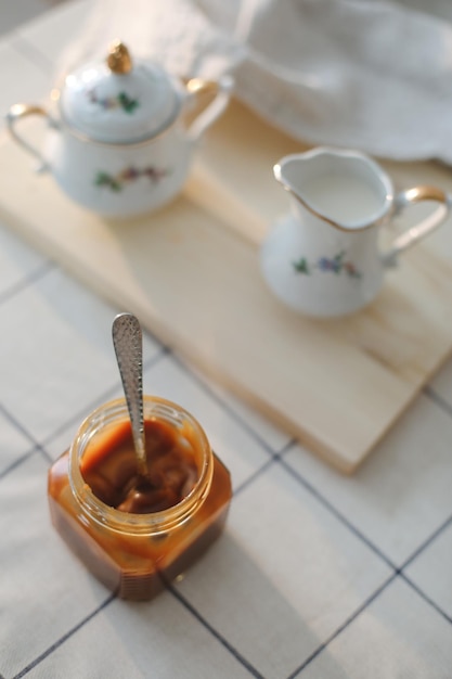 Sauce au caramel salé maison en pot sur table en bois rustique