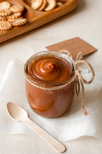 Sauce au caramel salé maison en pot de verre