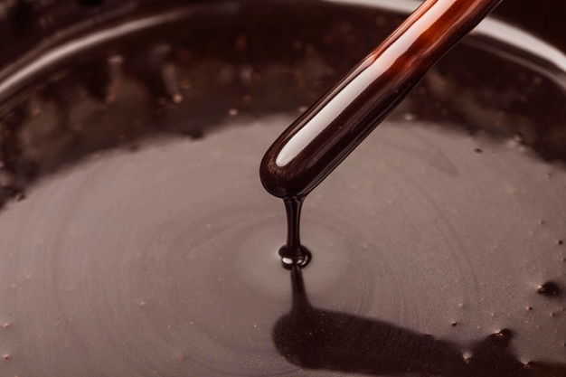 La sauce au chocolat coule sur le bâtonnet de biscuit