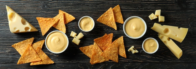 Sauce au fromage, fromage et frites sur table en bois rustique