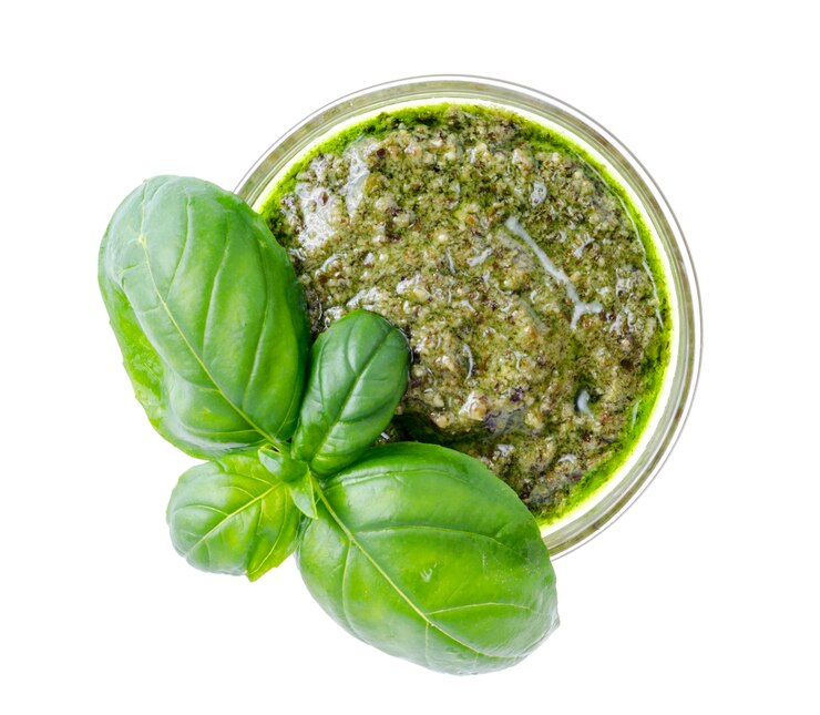 Sauce au pesto et feuilles de basilic vert frais.