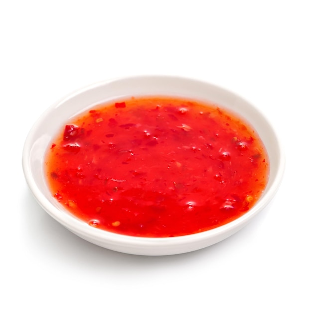 Sauce au piment doux dans un bol en céramique blanc isolé sur blanc Pour le menu du restaurant Assaisonnement pour sushi japonais traditionnel Une alimentation saine