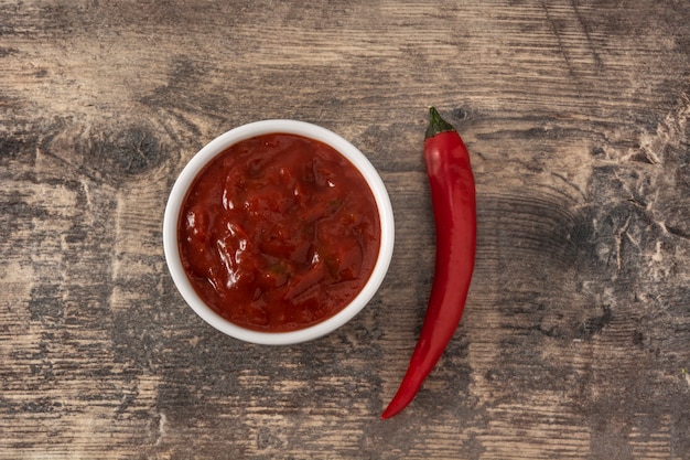 Sauce au piment sur table en bois