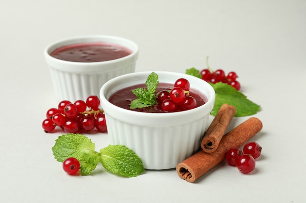 Sauce aux canneberges et ingrédients sur fond gris clair