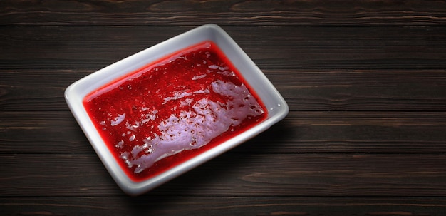 Sauce aux fraises dans une soucoupe blanche