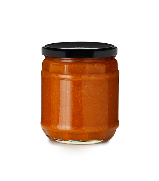 Sauce barbecue en pot de verre isolé sur fond blanc avec un tracé de détourage