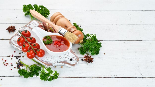 Sauce barbecue Tomates épices et herbes Vue de dessus Espace libre pour votre texte