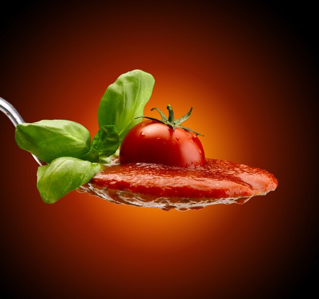 sauce basilic et tomate dans une cuillère
