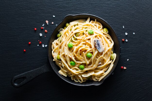 Sauce blanche crémeuse spaghetti maison dans un poêlon en fonte