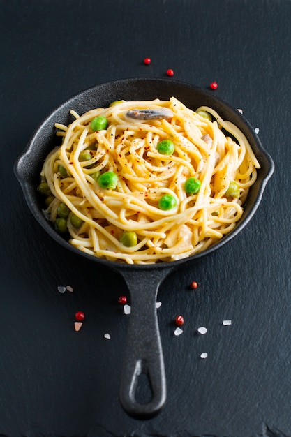 Sauce blanche crémeuse spaghetti maison dans un poêlon en fonte