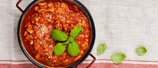 Sauce Bolognaise Italienne Traditionnelle Dans Une Casserole Sur Un Vieux Fond En Bois Foncé. Vue De Dessus, Espace De Copie