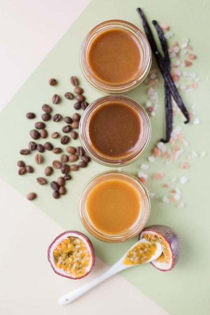 Sauce caramel en pots de verre