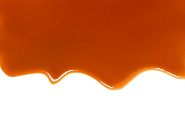 Sauce caramel sucré isolé sur fond blanc