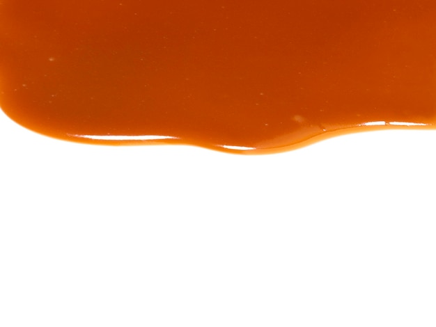 Sauce caramel sucré isolé sur fond blanc