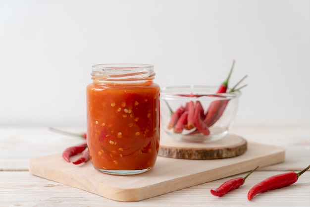 sauce chili ou chili en bouteille et pot sur wwod