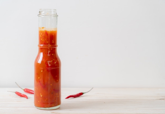 Sauce chili dans une bouteille isolée