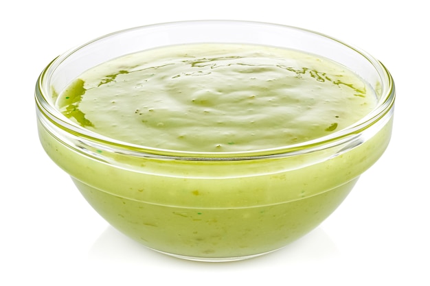 Sauce chili vert au citron vert dans un petit bol rond en verre transparent isolé sur fond blanc