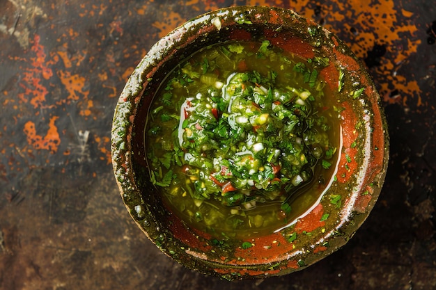 Sauce Chimichurri dans un bol rustique avec une IA générée