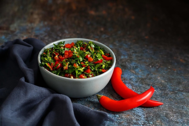 Sauce Chimichurri fraîche à base de persil ail origan piment huile d'olive vinaigre