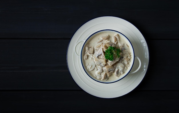 Sauce à la crème aux champignons vue de dessus sur une table en bois gris foncé horizontal aucun peuple